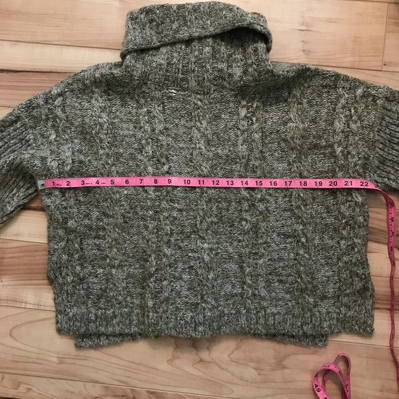 Forever 21 Sweater - Picture 6 of 9